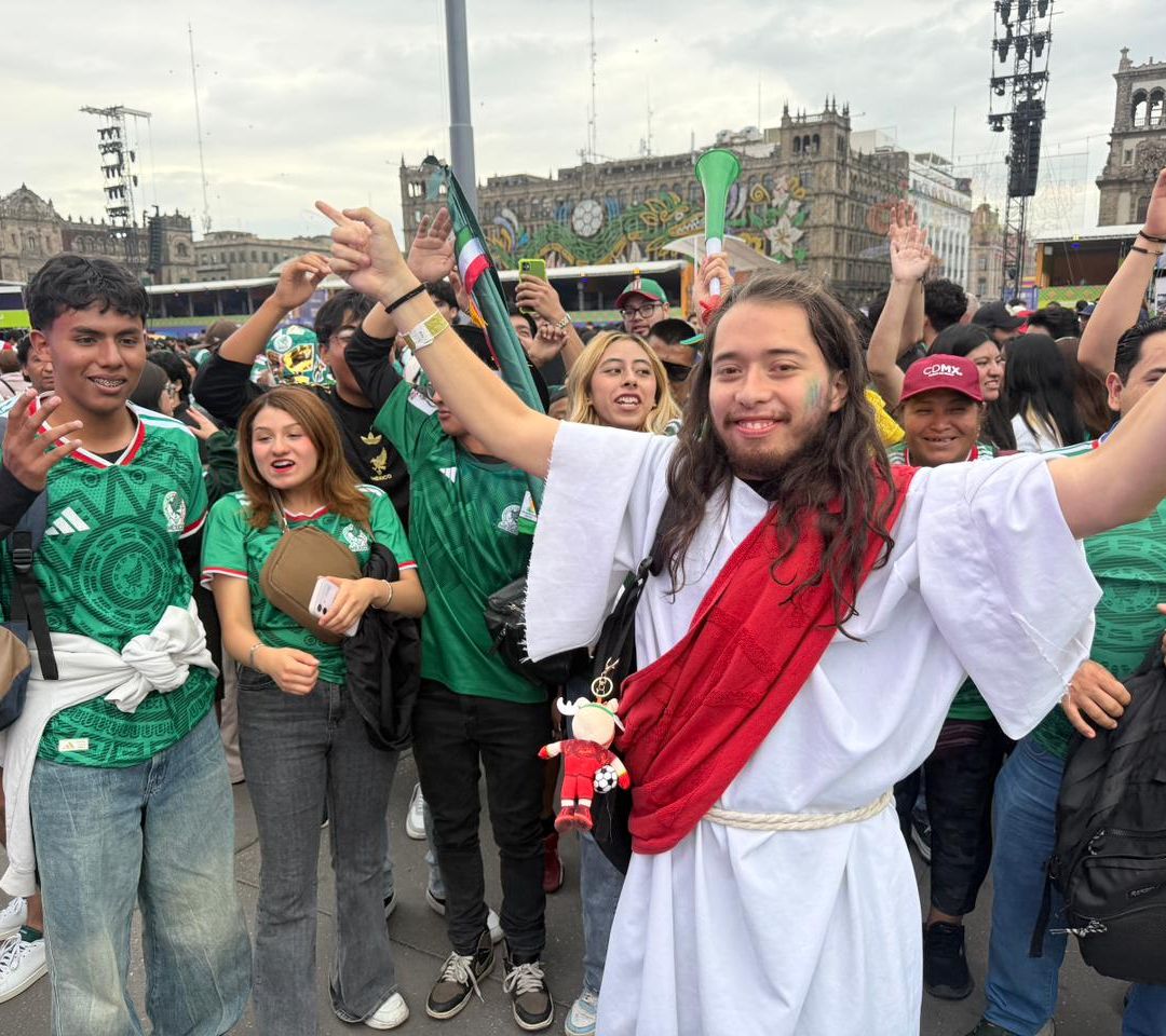 Un joven caracterizado de Jesús, listo para apoyar a la selección mexicana. Foto: N+